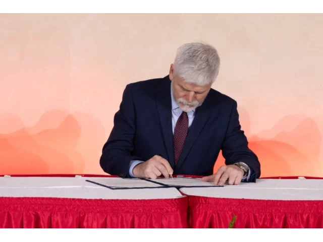 Pavel udělil milost 76leté ženě i 23leté drogové dealerce