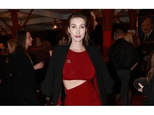 Módní policie: Chybělo málo a bylo jí vidět do klína. Mesarošová si spletla muzikál se šantánem