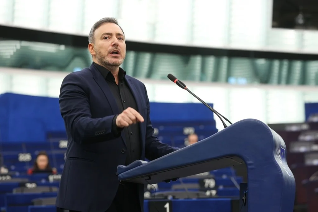 Stačí jedna fotka a AI vás svlékne. Poslanci žádají větší kontrolu