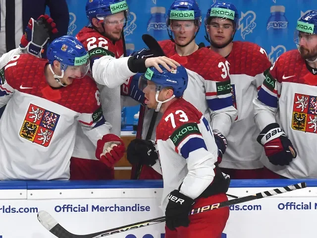 Sázkaři dnes favorizují české hokejisty před Dány. Cekově však věří nejvíc Kanadě